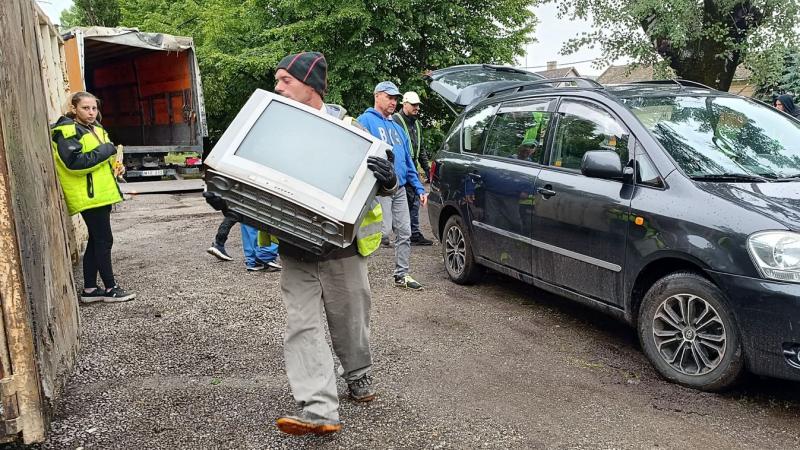 Csupán egy nap állt rendelkezésükre, hogy megszabaduljanak a veszélyes holmiktól.
