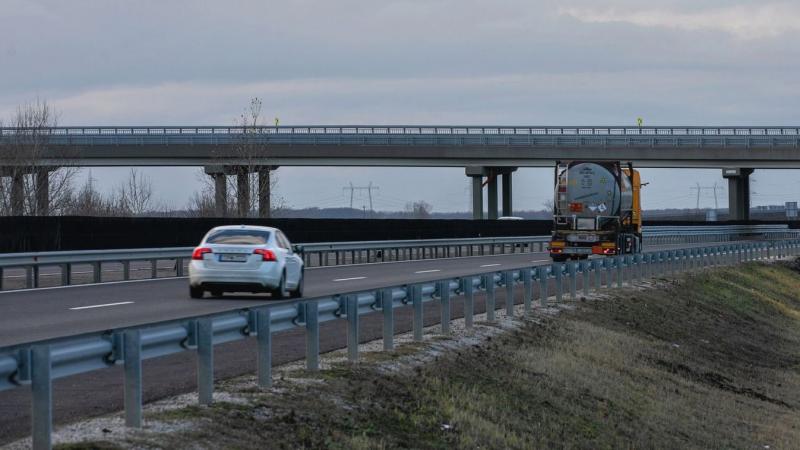 Újabb forgalmi korlátozások lépnek életbe az M35-ös autópályán: több alternatív útvonal is rendelkezésre áll a tereléshez!