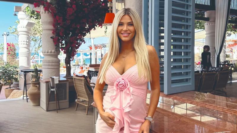 Feszültséggel teli pillanatokban, a levegő szinte vibrált, miközben Vasvári Vivien vakító blézerében, szinte meztelenül, magabiztosan lépkedett Saint-Tropez napsütéses utcáin.