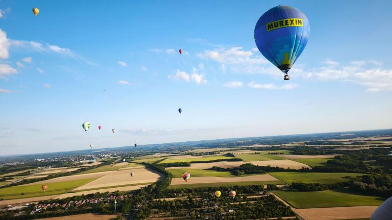 A hőlégballon kupa résztvevői színes lufiként lepték el az eget, varázslatos látványt nyújtva a nézőknek.