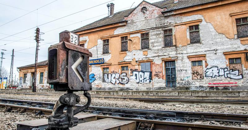 Kisiklott egy mozdony Rákosrendezőn, ami váratlan izgalmat hozott a napba. A forgalom lelassult, és a vasúti dolgozók sürgős intézkedéseket tettek a helyzet orvoslására. Az emberek kíváncsian figyelték, ahogy a szakemberek megkezdték a helyreállítást, mik