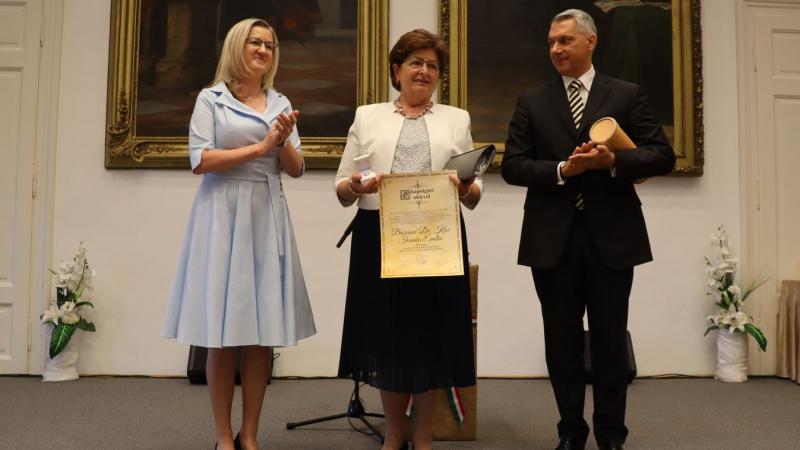 Meghatottan fogadta a díszpolgári címet Szent István ünnepén, szívében mély érzelmekkel. Az esemény különleges pillanatai között a közönség is osztozott az örömében - galériával kiegészítve.