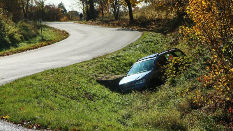 Ismét egy ártatlan szenvedett: a 6-os úton egy autó árokba borult.