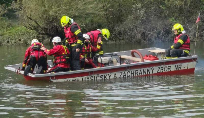 A Vág folyón egy házihajó lángokban állt.