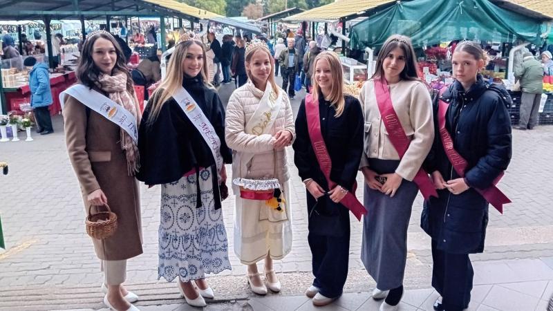 A megkoronázott szépségek egy varázslatos világba kalauzoltak, ahol mézédes finomságokkal teli kosarakkal léptek a piac forgatagába.