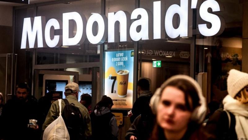 A McDonald's legújabb innovációja: elfelejtheted a sorban állást, hiszen itt csak a szabályos tolakodás számít!
