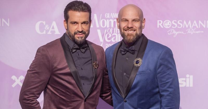 Kocsis Tibor és párja, László, megosztották gondolataikat az apaságról és az örökbefogadásról. Az énekes szívhez szóló szavakkal beszélt arról, milyen mély és különleges élmény számára a szülővé válás, és hogyan formálja ez a kapcsolatuk dinamikáját. Tibo