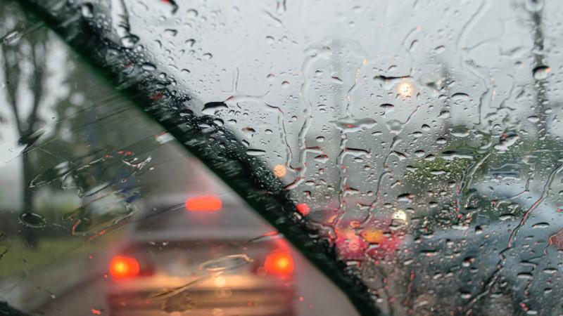 Figyelmeztetések sorozata érkezett: zivatarok és erős széllökések közelednek! Készüljön fel a váratlan időjárási jelenségekre!