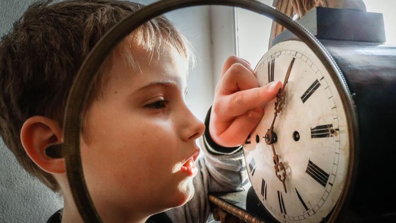 Ezen a hétvégén elérkezik az óraátállítás ideje: egy extra óra pihenés vár ránk, de a sötétség is hamarabb öleli majd körbe a napot.