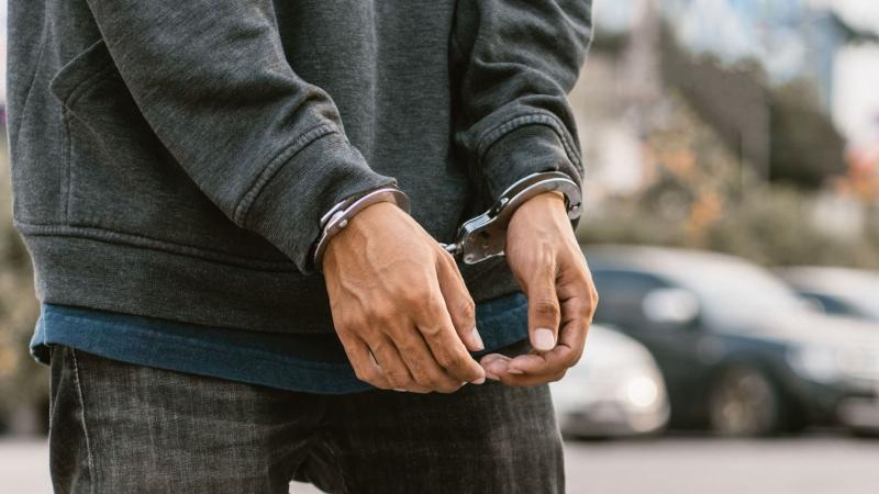 Furcsa viselkedésük leleplezte a vásárlókat, és végül a sapka is napvilágra került.