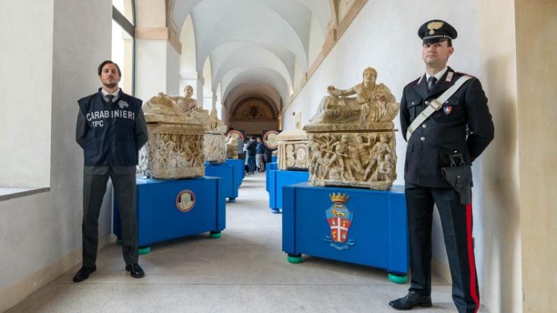 Azt gondolták, hogy az etruszk sírok kincseiből meggazdagodhatnak, ám most tíz évnyi börtönbüntetés fenyegeti őket.