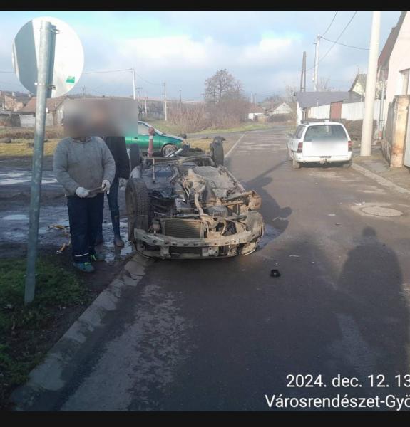 Gyöngyös városában megkezdődött egy autó szétbontása az úton.