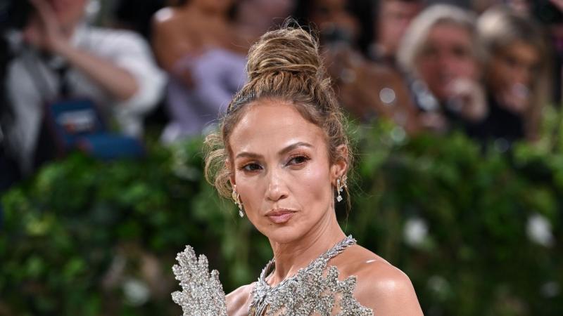 Jennifer Lopez egy érzelmekkel teli videóban osztotta meg az elmúlt év tapasztalatait, amelyben őszintén reflektál az átélt nehézségekre és örömökre. A felvétel nem csupán egy egyszerű összegzés, hanem egy szívből jövő vallomás arról, hogy milyen hatással