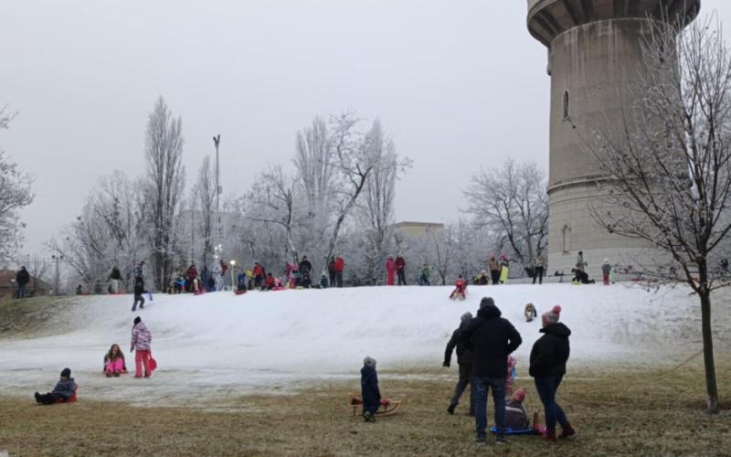 Újra élvezhetjük a szánkózást a komáromi víztorony dombján!