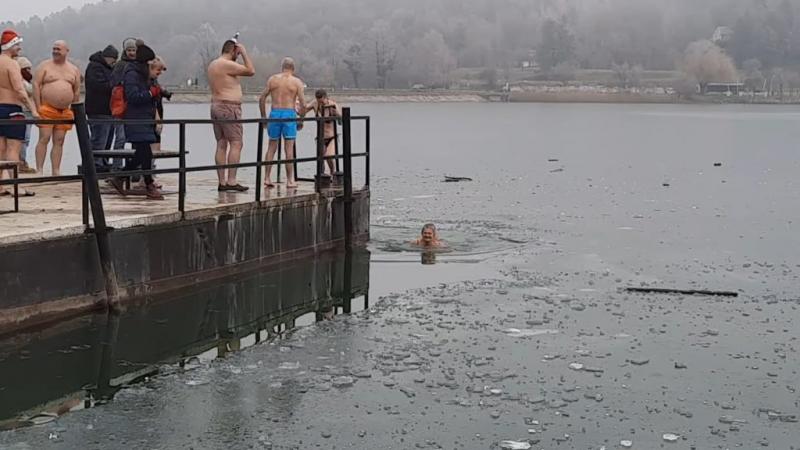 Orfű polgármestere merész lépésre szánta el magát: a jeges tóba ugrott! Az esemény nemcsak a helyi közösség figyelmét keltette fel, hanem a környékbeli hírekben is nagy port kavart. Az akció mögött egy figyelemfelkeltő kampány állt, amely a téli sportok n