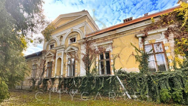 Eladó egy varázslatos hangulatú lovagi kastély Csepregen, ahol a múlt és a jelen találkozik. A mesés építmény a történelem szellemiségét idézi, és egyedi, misztikus atmoszférájával minden látogatót elbűvöl. Fedezd fel a titokzatos folyosókat, a gyönyörűen