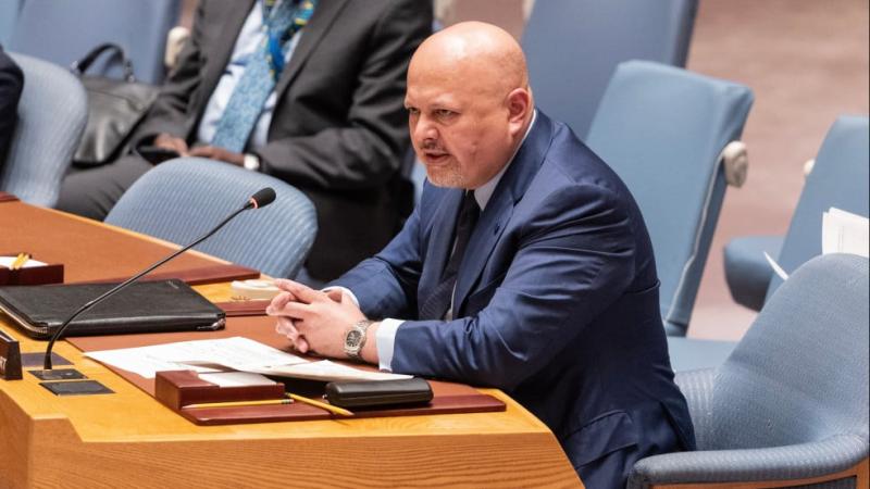 Szexuális zaklatás vádjai miatt ideiglenesen lemondásra kényszerült a Nemzetközi Büntetőbíróság vezető ügyésze.