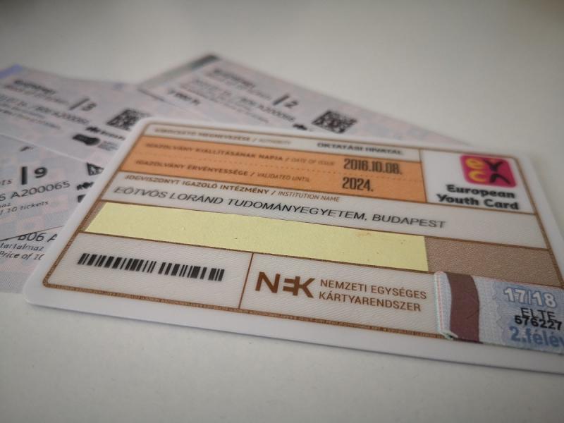 Diákigazolvány igénylése: Három egyszerű lépésben

1. **Dokumentumok összegyűjtése**: Először is, szükséged lesz néhány alapvető dokumentumra, mint például a diákigazolványhoz szükséges fénykép és a tanulmányi jogviszonyt igazoló papír.

2. **Online vagy 