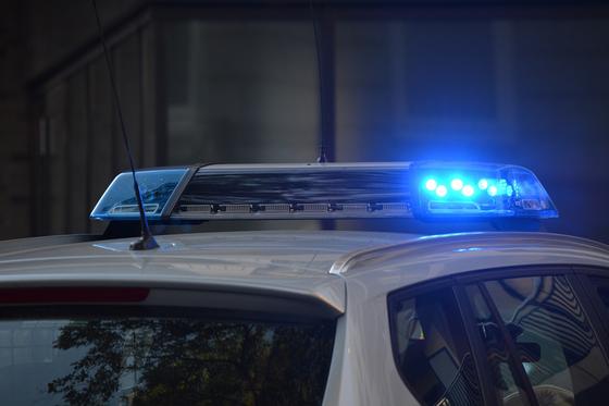 Egy skót tengerparton tragikus verekedés robbant ki, amely során egy 16 éves fiatal életét vesztette. A helyszín sokáig emlékezetes marad, hiszen a naplemente gyönyörű látványa mögött egy szomorú esemény zajlott le. Az incidens részletei még tisztázás ala