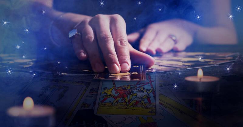 Heti Tarot jóslás május 19-25.: A lapok egy mély lelki ébredést és fontos felismeréseket sugallnak. Az elkövetkező napokban lehetőséged nyílik arra, hogy új perspektívából tekints a világra, és felfedezd a belső éned rejtett zugait. Nyitott szívvel és elm