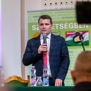 Ki is valójában Gaal Gergely? Egy lelkiismeretes közszolga, aki az emberekért dolgozik, vagy csupán egy ambiciózus karrierpolitikus, aki a hatalom csúcsaira vágyik? Az ő története és politikai pályafutása sokak számára érdekes kérdéseket vet fel a közszol