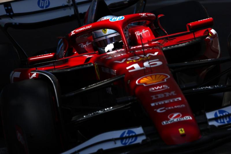A Ferrari a pole pozícióban, és a fal előtt várja az időmérő izgalmas pillanatait.