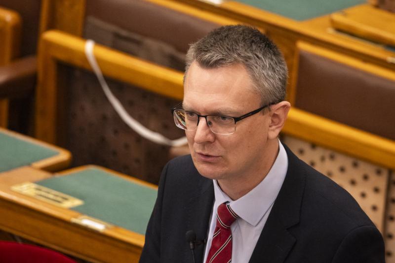 Rétvárit hiába faggatták a parlamentben az őrmesterről, akivel szemben fegyelmi eljárás indult, miután azt kérte, hogy ne használják a fotóját a KDNP kampányában.