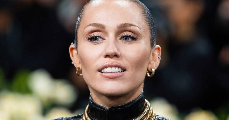 Miley Cyrus legújabb fotója igencsak merészre sikeredett, hiszen melleit alig takarja valami. Az elképesztő képet követően az Instagramon hatalmas láz kerekedett.