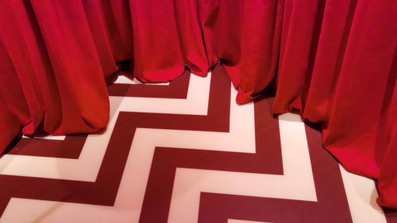 Megszerezhetjük a Twin Peaks ikonikus vörös függönyét és David Lynch rendezői székét is, így egy kis darabot a sorozat varázsából a saját otthonunkba vihetjük.