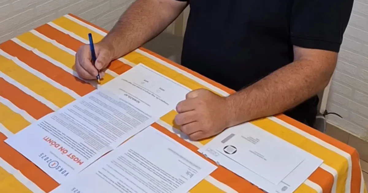 Két polgármester sétál egy napfényes mezőn, körülöttük zöldellő fű és virágok nyílnak. Miközben a lágy szellő simogatja az arcukat, nagy fontosságú témáról diskurálnak: a Voks2025 jövőbeli terveiről és lehetőségeiről. Kérdéseket tesznek fel egymásnak, és 