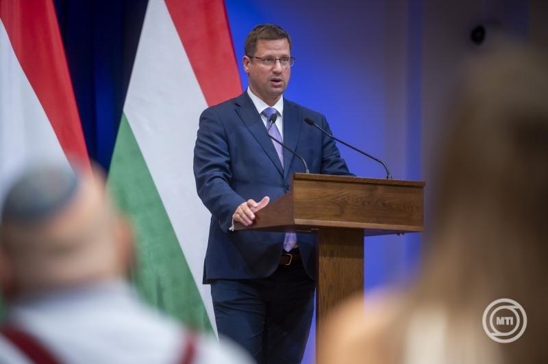 Gulyás Gergely kifejtette, hogy a helyzet nem a háborúból való kilépés irányába mutat, hanem inkább egy belső elmélyülést jelez. Hangsúlyozta, hogy Brüsszel nem a béke megteremtését segíti elő, hanem éppen ellenkezőleg, a konfliktus eszkalálódását támogat
