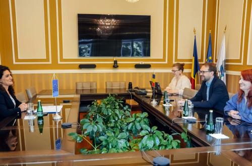 Az Európai Bizottság romániai képviselőjének hivatalos látogatása Temesváron egy fontos mérföldkő a helyi és uniós kapcsolatok erősítésében. A látogatás célja, hogy a képviselő személyesen is megismerkedjen a város fejlődésével, kihívásaival és lehetősége