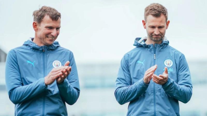 Szoboszlaiéknak most igazán meg kell gondolniuk a következő lépéseiket, hiszen két tehetséges liverpooli edző is a nagy ellenfélhez szerződött. A helyzet izgalmas kihívások elé állítja a csapatot, és a verseny még kiélezettebbé válik.