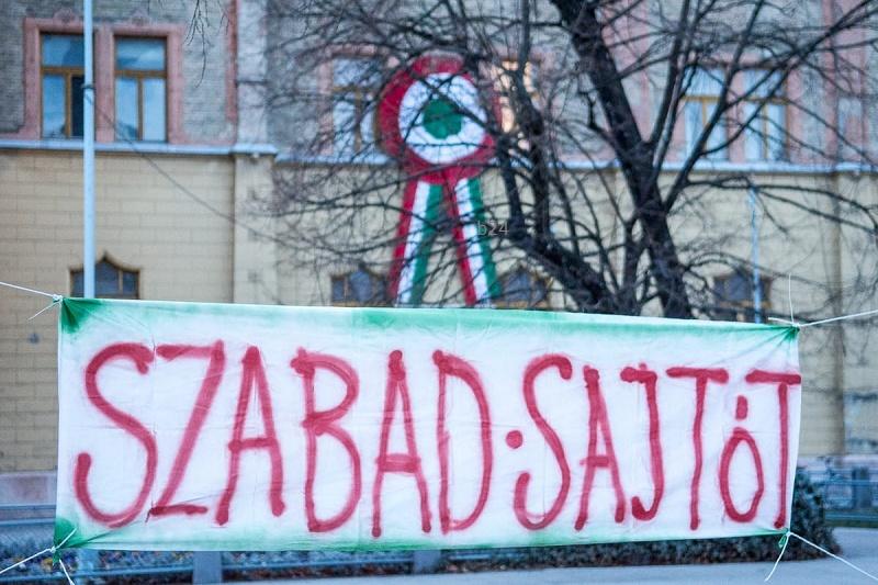 A vidéki, szabad sajtó helyzete Magyarországon egyre inkább kihívásokkal teli. A helyi médiumok számára a túlélés és a függetlenség megőrzése egyre nehezebb feladat, hiszen a politikai és gazdasági nyomás, valamint a médiapiac centralizálódása erőteljesen