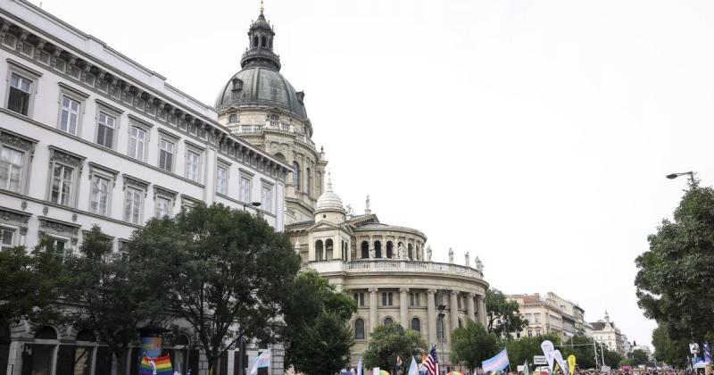 Budapest idén is megrendezi a Pride Felvonulást, amely a sokszínűség és az egyenlőség ünnepe. A város szívében több ezer ember gyűlik össze, hogy együtt ünnepeljék a szeretetet és a toleranciát. A rendezvény nem csupán a LMBTQ+ közösség jogainak támogatás