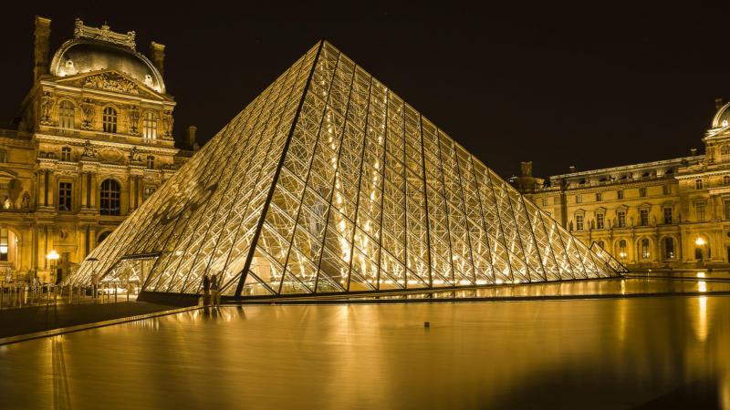 A Louvre munkatársai elégedetlenségük miatt leálltak, így a világhírű múzeum nem tudta megnyitni kapuit.