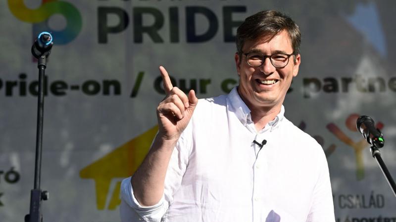 Karácsony Gergely határozottan kiáll a pride rendezvény mellett, még akkor is, ha ez nem mindenki tetszését nyeri el. Az elköteleződése azt mutatja, hogy számára fontos a sokszínűség és az egyenlőség védelme, függetlenül a körülmények alakulásától.