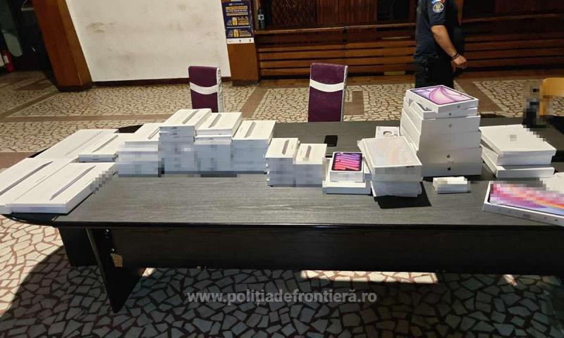 Román-magyar határrendészeti akció: drága táblagépek és csempészcigaretta 