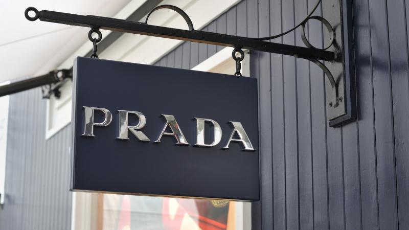 Szokatlan időpontban távozik a Prada vezetője.