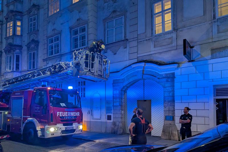Bécs szívében éjszakai zűrzavar bontakozott ki, amikor sorra felcsaptak a lángok. Egy elegáns luxusautó tűz áldozatává vált, és a sötétben csak a fáklyaként ragyogó tűz fénye világította meg az éjszakát.