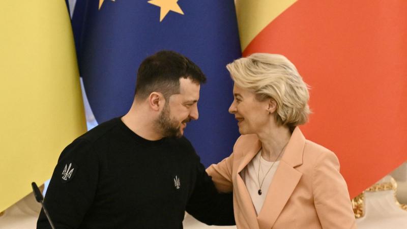 Menczer Tamás kifejezte, hogy Zelenszkij kormányváltást és egy bábkormány létrehozását célozza meg.