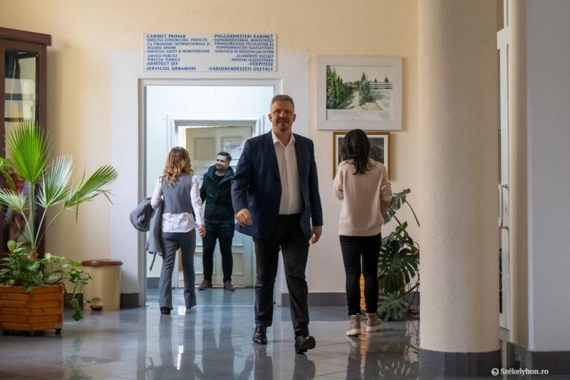 Kérlek, itt van egy egyedi verzió a megadott témához:

---

**Támogasd Soós Zoltánt! - Petíció a Polgármesteri Irodához**

Kedves Székelyhon Olvasói!

Ezúton szeretnénk felhívni figyelmeteket Soós Zoltán polgármester munkájára és elkötelezettségére közöss