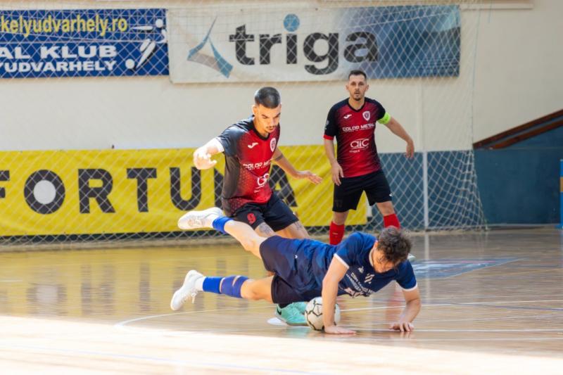 A székelyudvarhelyi és a marosvásárhelyi futsalcsapatok egymásnak feszültek, s a pályán igazi küzdelem bontakozott ki.