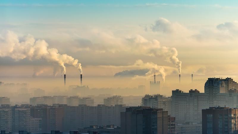 Furcsa ellentmondás: míg a megújuló energiaforrások terén folyamatosan új csúcsokat állítanak fel, Kína továbbra is a hagyományos energiaforrásokhoz kötődik.
