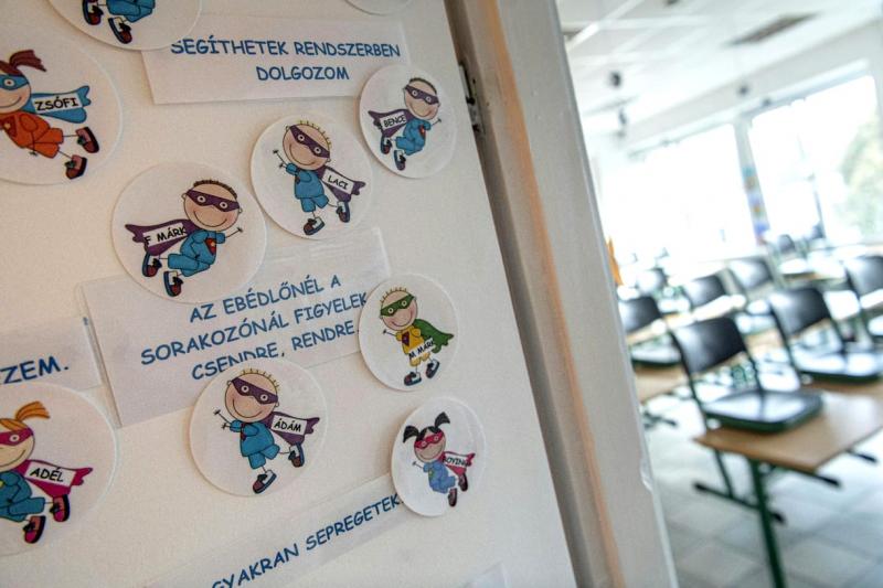 Frodónak kegyelmet nyújtottak, a Hollófernyiges már túlzásnak bizonyult - ezentúl Hankó miniszter dönt arról, hogyan nevezhetik el a gyermeket.