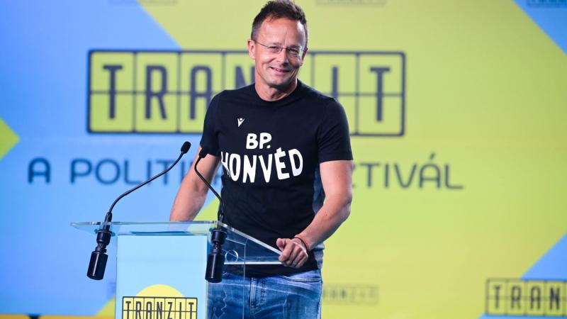 Szijjártó Péter a Tranziton kifejtette, hogy az Európai Uniót egy háborúpárti, szélsőségesen liberális és frusztrált politikai elit irányítja.