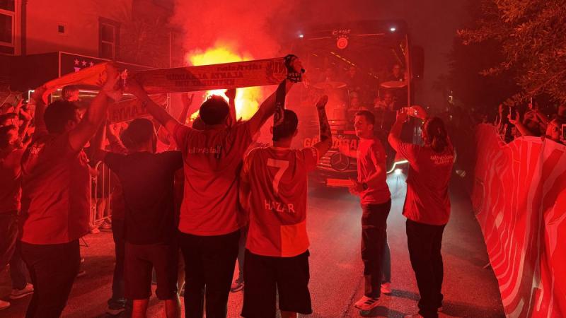 Szörnyű: a Galatasaray drukkerei egy hatalmas tűzijátékshow-val árnyékolták be Szoboszlaiék éjszakáját (VIDEÓ)