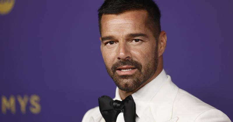 Ricky Martin, az 53 éves popikon, merészen megosztott egy meztelen szelfit, amely felrobbantotta a közösségi médiát. Az énekes bátorsága és önbizalma lenyűgözte a rajongóit, akik azonnal reagáltak a provokatív fotóra.