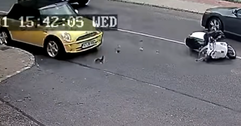Videofelvételen rögzítették a budaörsi balesetet, ahol egy autó áthajtott a szemközti sávban megcsúszott motoron.