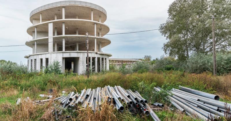 A szálloda- és fürdőkomplexum egy befejezetlen álomként áll, harcolva a fennmaradásért.